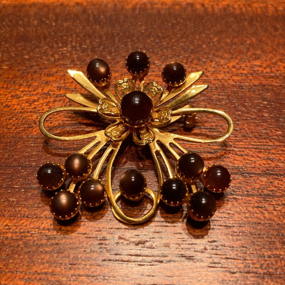 Sweet costume jewelry brooch. Mid-century modern style.